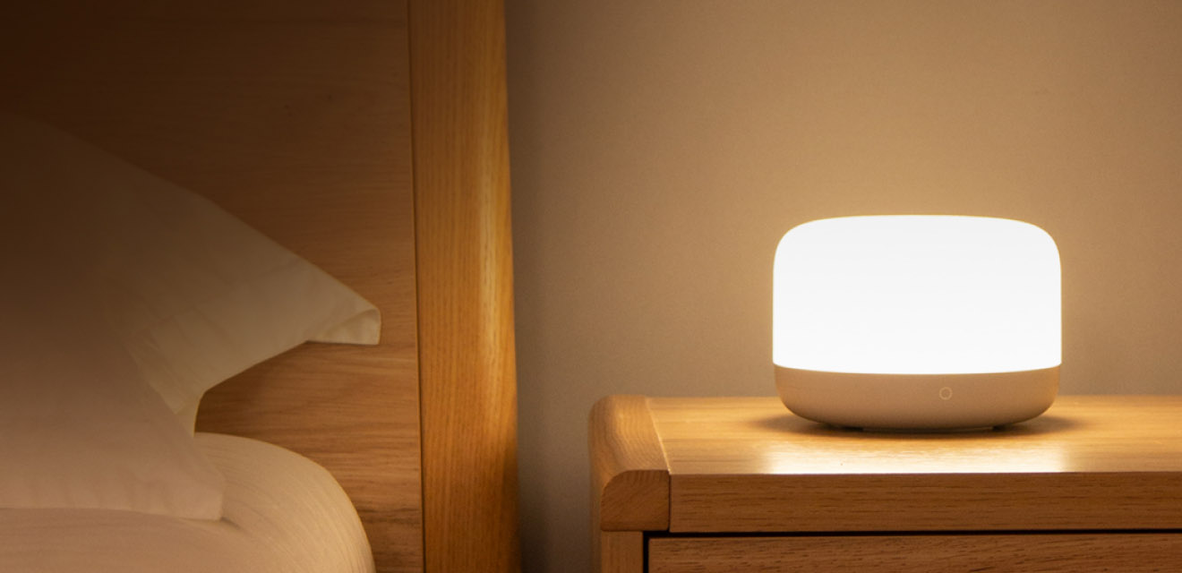 Купить Умная лампа Yeelight LED Bedside Lamp D2, белый — цена, описание в  каталоге Сети фирменных магазинов restore: - Москва